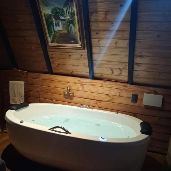 Chalé Canto da Mata - Com Piscina e Café da Manhã, hotel in Sapucaí-Mirim