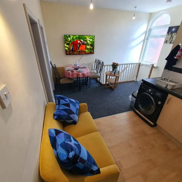 2 Bedroom Flat Free Parking Fast Wi-Fi Self Check-in Visit Manchester Oldham Bury, Hotel in Rochdale