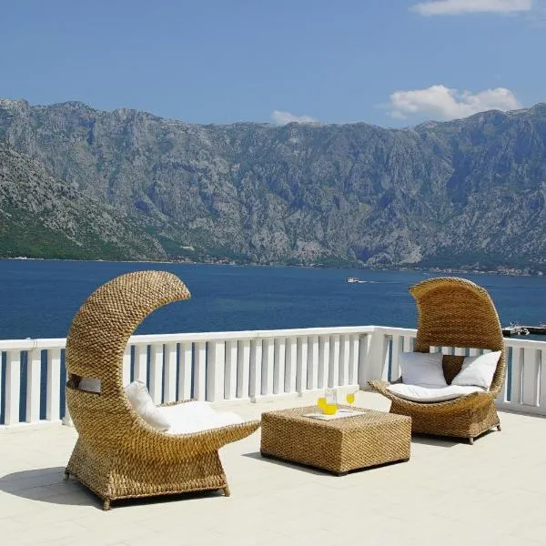 PENTHOUSE STOLIV Villa located 5 meters from the sea SPA-Pool Exclusive Terrace,Private Jetty Sunbeds, Pebble Beach, Secluded location Total area 375m2 at your disposal, khách sạn ở Kotor