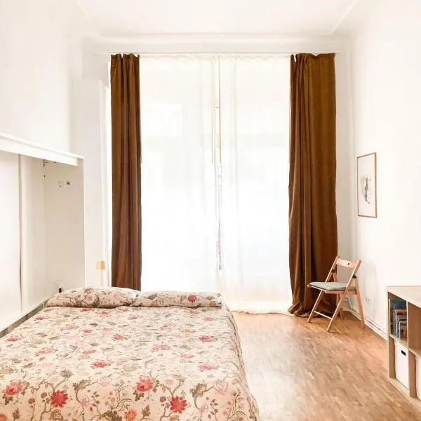 Renovated Ground-Floor Apartment in Neukölln, Hotel in Berlin