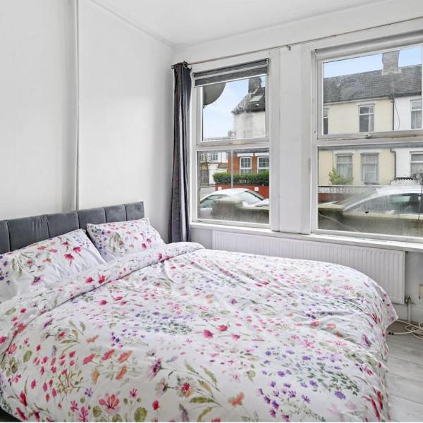 2-Bed - Sleeps 4 - with Garden, London