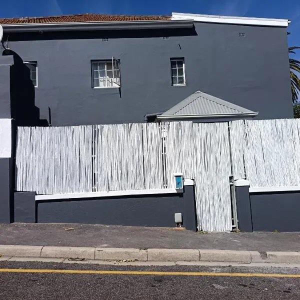 Happy Home Woodstock Apartment, hotel in Cape Town