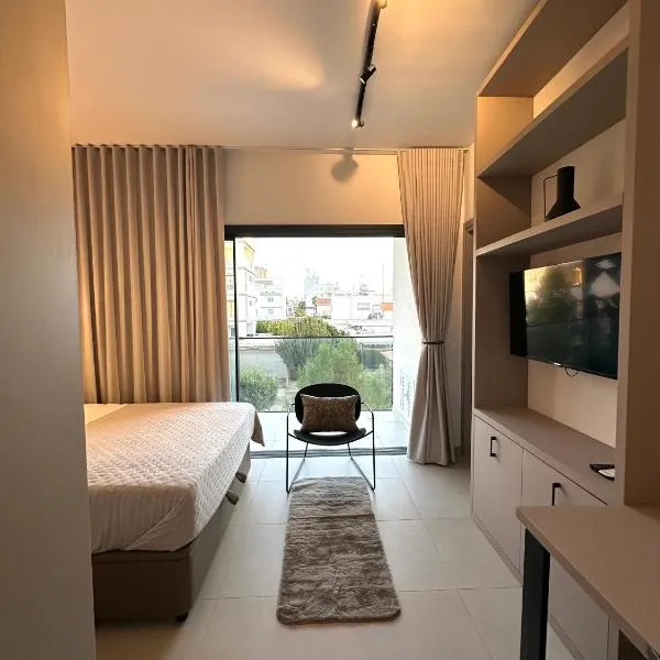 Nesseus Lux Suites - Near Unic & EUC, khách sạn ở Ayios Dhometios