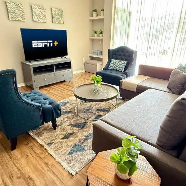 2BR2BA Getaway 7 Miles from Orlando Parks, hotel i Kissimmee