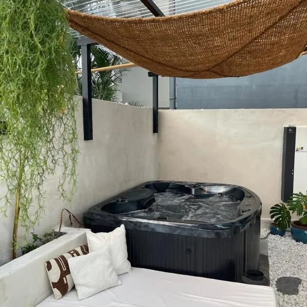 Hestia LCD vous propose Le Veloutier avec SPA, hôtel à Maison Henou