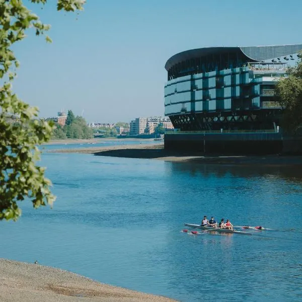 Fulham Pier Hotel, Hotel in London