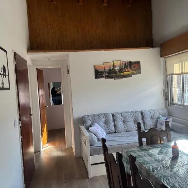 "Departamento 3 Dormitorios con Garaje y Terraza con Parrilla -StayNeuquen- Hasta 6 huéspedes, hôtel à Neuquén