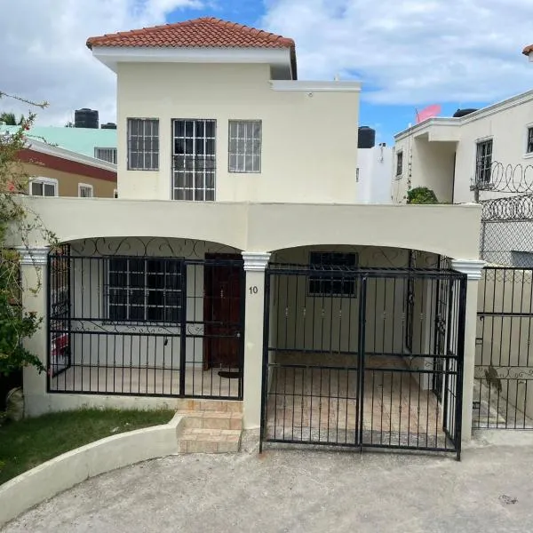 Espacioso Casa en Puerto Plata cerca de La Playa 4 camas 3 baños Agua caliente Aire condicionado Wi-Fi, viešbutis mieste Puerto Plata