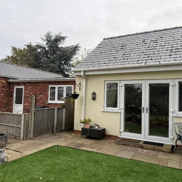 Bright, Stylish 1 KS Bed Bungalow with Private Garden, hotel i Marton