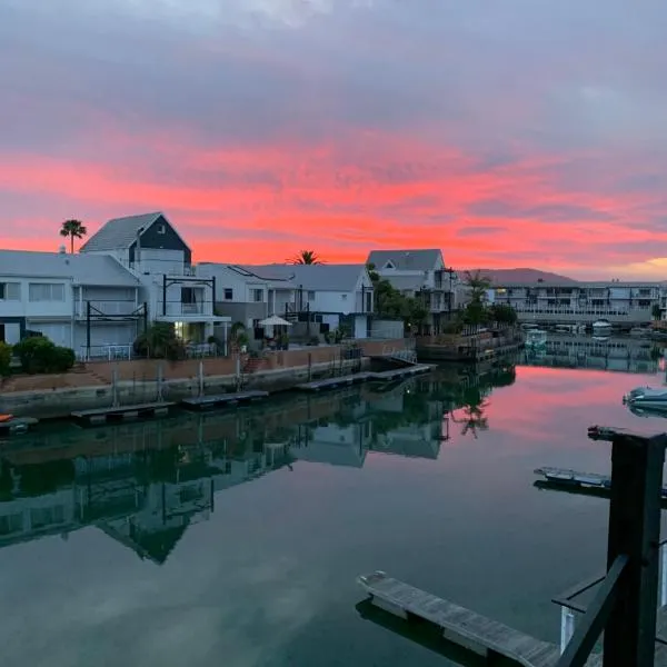 Spinnaker Quays Waterfront Villa، فندق في كنيسنا