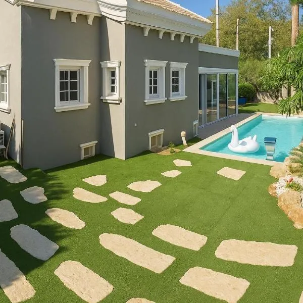 וילה מונטאנו עם בריכה מחוממת וג'קוזי במרכז העיר - Villa Montano with a heated pool and jacuzzi in the city center, hôtel à Rishon LeẔiyyon