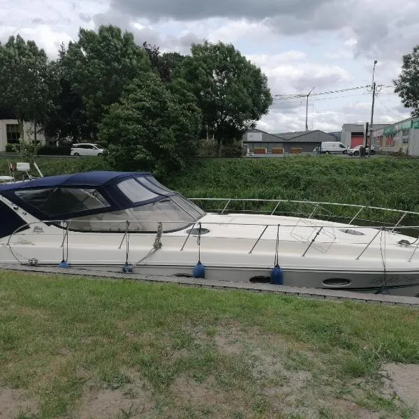 Motoryacht ELENA, hotel en Eeklo