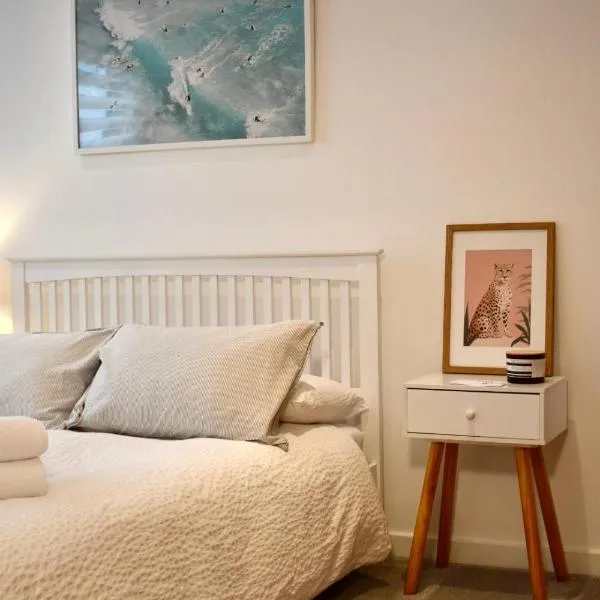 Private room and bathroom in shared flat with parking, hotel en Glasgow