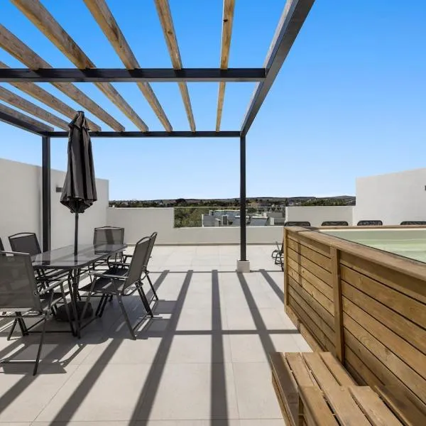 Grand Amodā - Luxury 2BR Apartment with Private Rooftop Pool – hotel w mieście Grand Baie