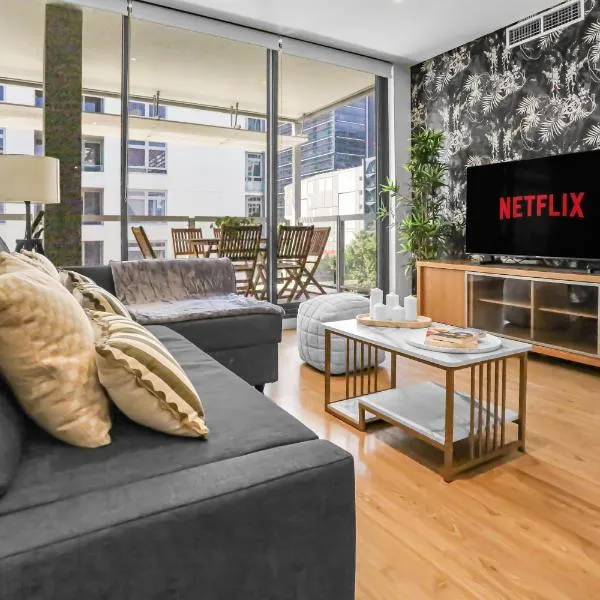 Central Location NSW 3 Bedroom Apartment with Balcony, hotel in Sydney