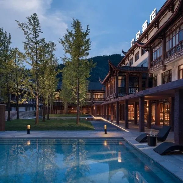 FunGee S Hotel Zhangjiajie National Forest Park, Only 2 minutes' walk to the scenic area and Free 30-Minute Travel Photoshoot, hotel a Zhangjiajie