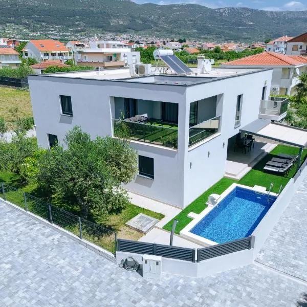 Villa Castelli, Family Holiday House with Private Pool, hotel in Kaštela