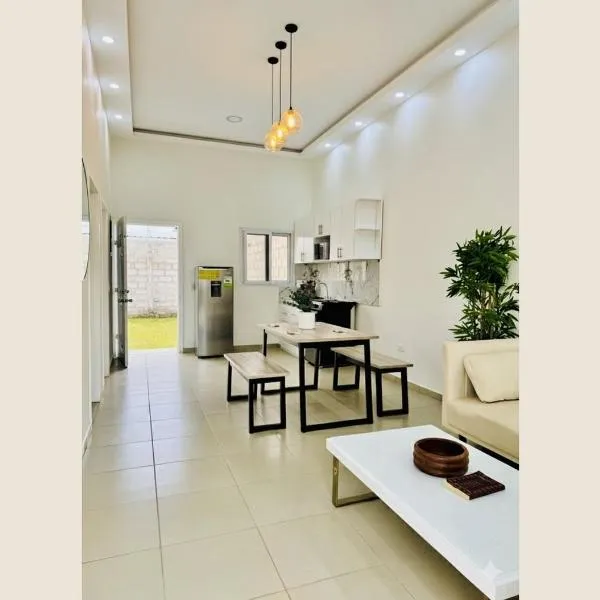 Casa cómoda cerca Aeropuerto Palmerola fácil acceso、コマヤグアのホテル