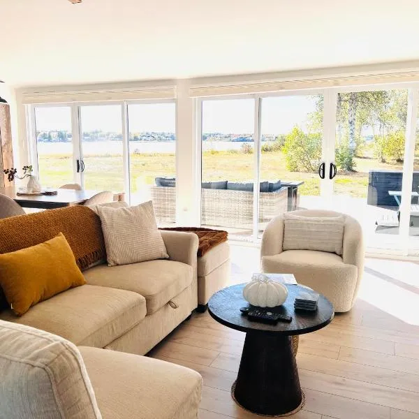 Waterfront Cottage ''The Dream'' with Private Hot Tub, hotel in Shediac