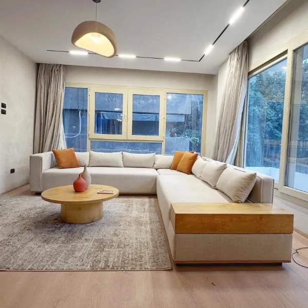 Bright & Spacious 2-Bedroom Minimalist style, Family Apartment in the Heart of Zamalek, hotel v Káhire