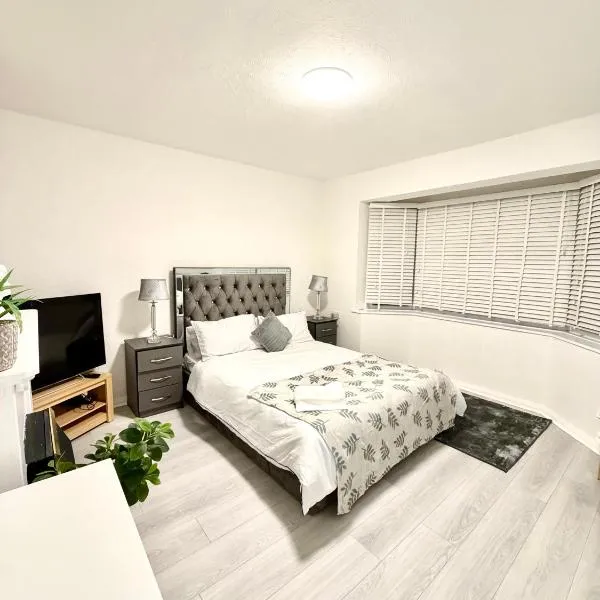 4 Bedrooms House CheapUKholiday, hotel v destinaci Dagenham