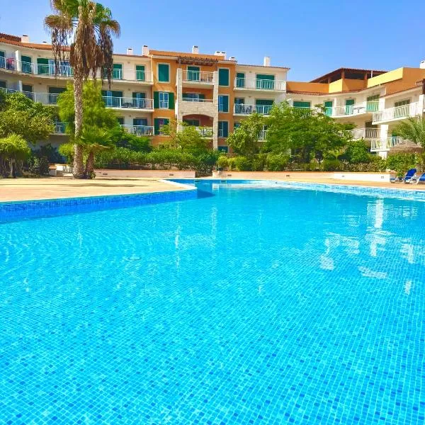 BEACH HOUSE - Walkable to Beach - Wi-Fi Included, hotel in Santa Maria