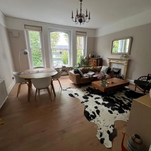 Double room near Blackheath, 17 min from Central London, a stylish period property, with free parking – hotel w Londynie