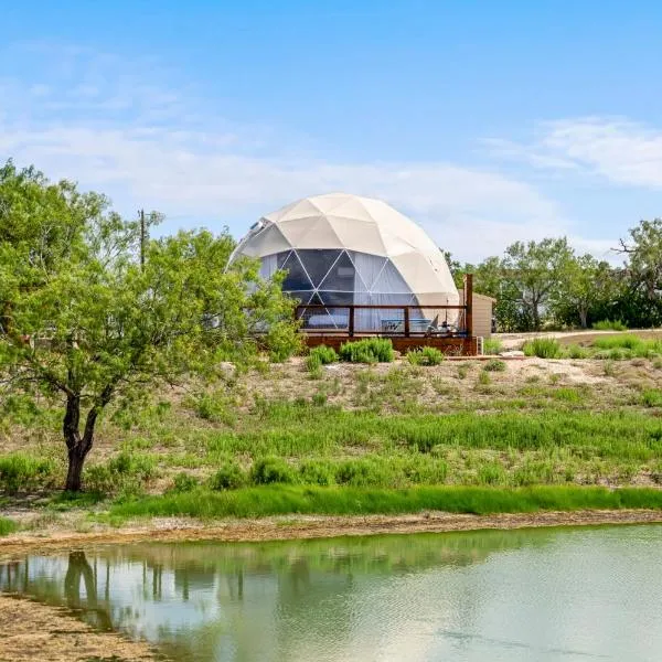 Luxury Glamping Dome on Texas Farm, hotel em San Marcos