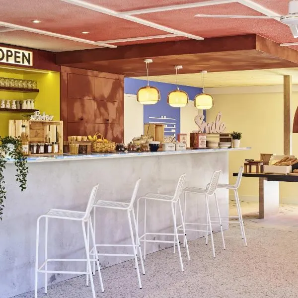 Greet Hotel Versailles - Voisins Le Bretonneux, hotel i Voisins-le-Bretonneux