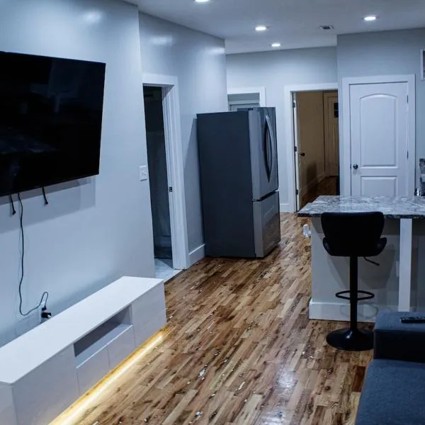 Modern 3BR Walk to Subway 2 Min to LOGAN Airport, hotel en Boston