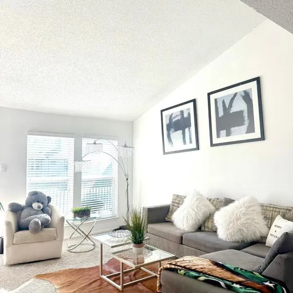 Luxe, Family Friendly, Spacious & Private Entrance, hotell Addisonis