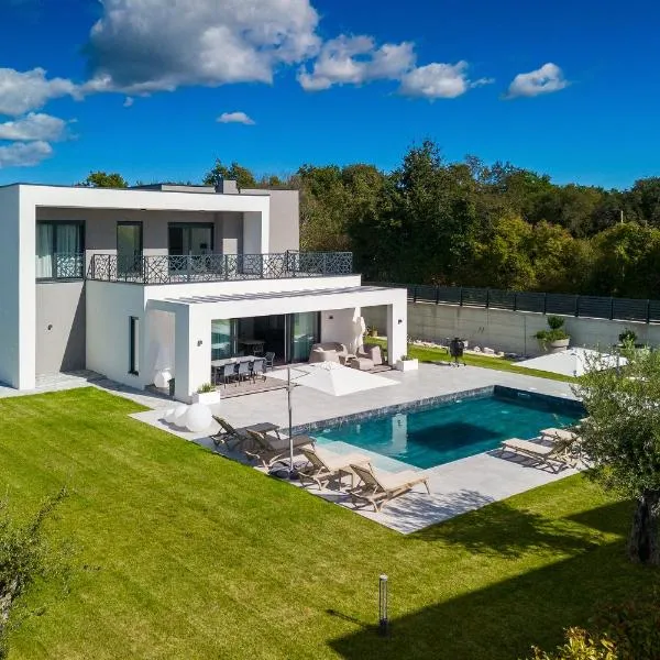 Villa BB Rapsody 10 with heated salt water pool, hotel v destinaci Butkovići