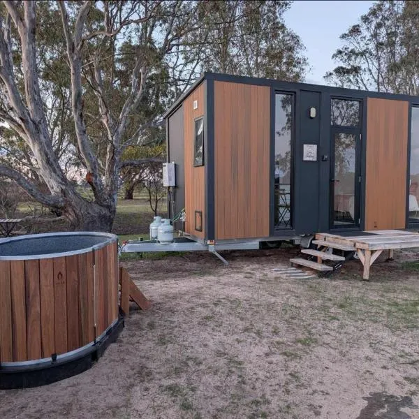 Hollow Mountain Getaway 2 by Tiny Away, ξενοδοχείο σε Laharum