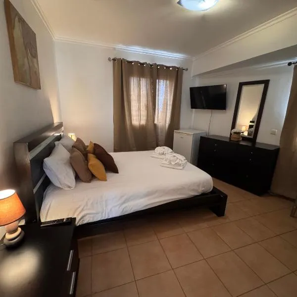 Quarto com banheiro privativo- Room 2, hotel in Santa Cruz