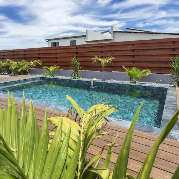 VILLA BELLEVUE classée 5 Etoiles - 4 chambres - piscine chauffée proche de l'aéroport et du centre de St Denis, hôtel à Sainte-Marie