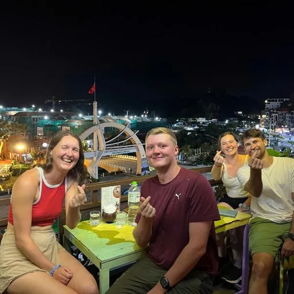 The Little Leaf Hostel - Restaurant & Rooptop Bar, ξενοδοχείο σε Cat Ba