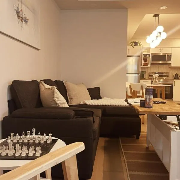 Cedar & Sage Suite the Cozy Retreat with Full Kitchen, ξενοδοχείο στη Βικτώρια