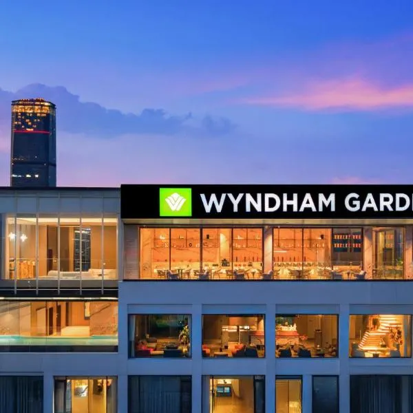 Wyndham Garden Hotel Liuzhou Five-Star Commercial Street Musical Fountain Branch, hótel í Liuzhou