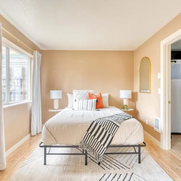 Stay Portland - John's Landing Haven - Studio Near OHSU, hotel v destinaci Marquam Hill