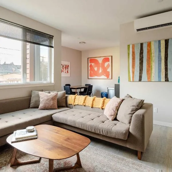 Stay Portland - The Mid-Century Cabin in Portland - Thrift & Eat, hotel in Portland