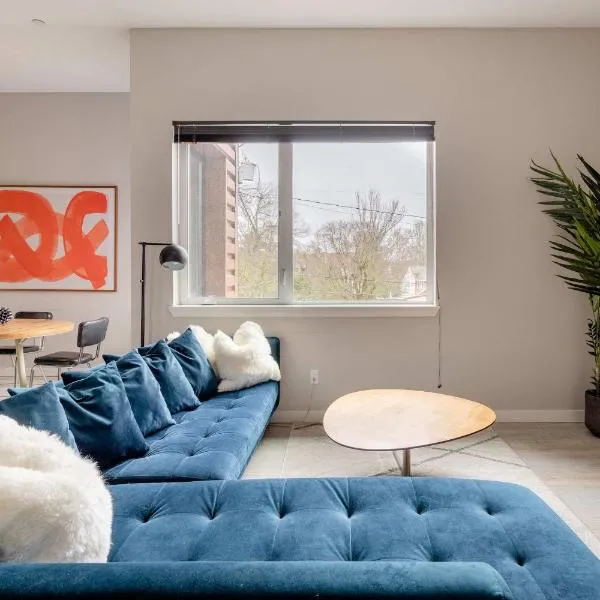 Stay Portland - Retro Modern 2-Bedroom with 90 WalkScore, hotel i Portland