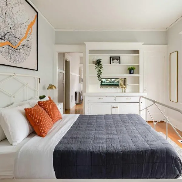 Stay Portland - PDX Art Deco Lounge - Local Eateries, Bars & Shops, hotel v destinaci Portland