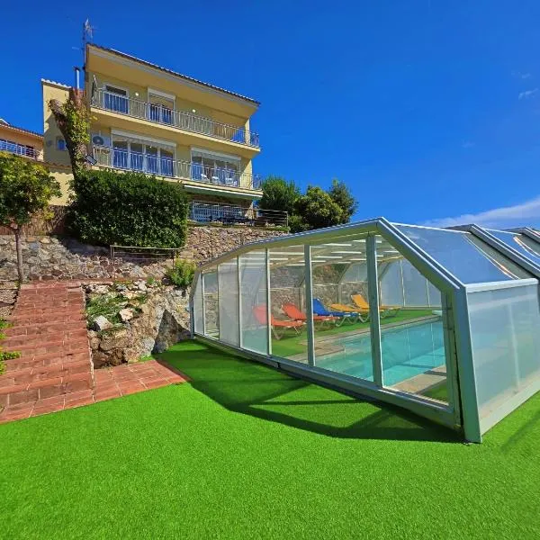 Villa con piscina privada climatizada 29ºC, hotel in Santa Susanna