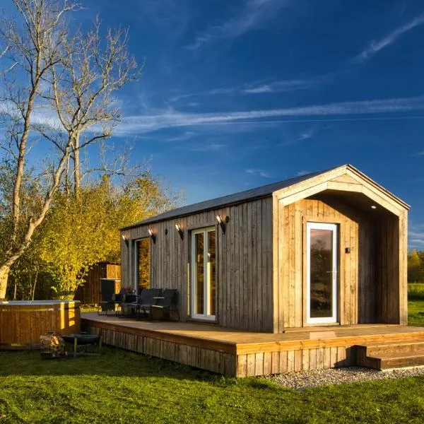 5 minutes from Beach, Cozy Cabin with Hot Tub, hotel v destinaci Lembuži