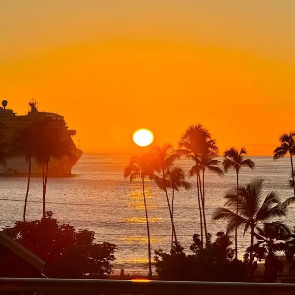Island Glow Kailua Village #508 free assigned parking, AC, downtown, walk to restaurants, bars and the pier, hotel v mestu Kailua-Kona