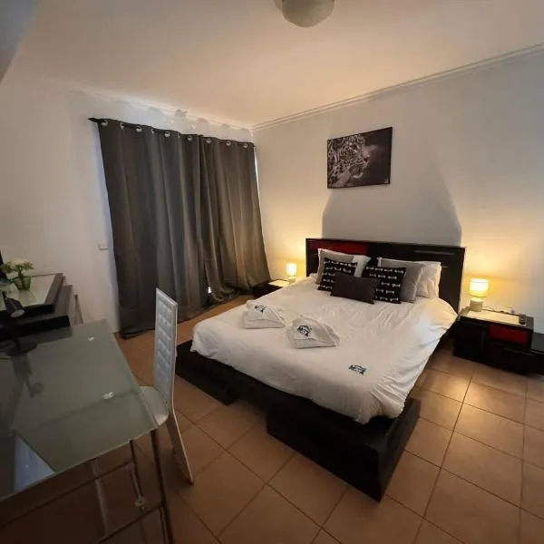 Quarto de Casal Privativo- Room 1, hotel in Santa Cruz