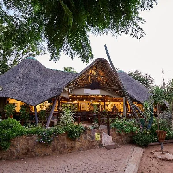 Mokolodi Backpackers - Relax in Nature near Gaborone with Pool, Fast WiFi, Coworking Space & Garden Chalets - Tranquillity Redefined，哈博羅內的飯店