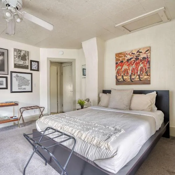 Stay Portland - Sun-Filled Buckman Studio!,位于波特兰的酒店