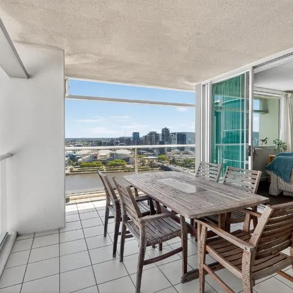 Coastal Escape with River Views in Casino Towers, hotel a Brisbane