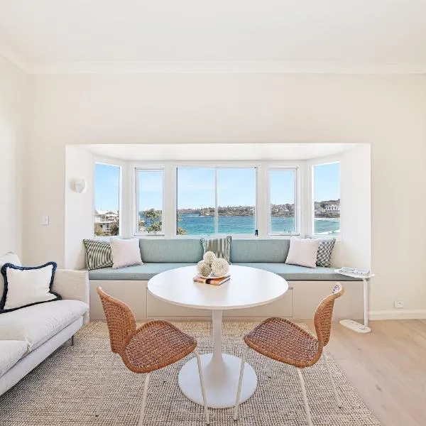 Beachfront 1 Bed across from iconic BONDI BEACH, hotel u gradu Sidnej